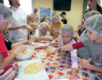 VOGHERA 29/10/2014: Scuola. La 4^A della De Amicis al “laboratorio di cucina con i nonni” dello Zanaboni