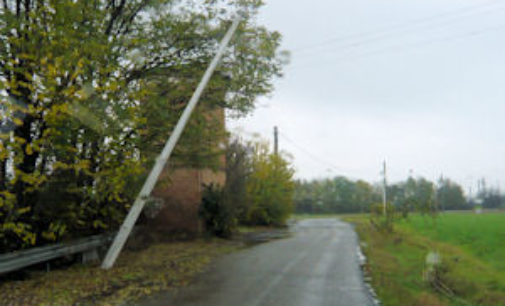 VOGHERA 14/11/2014: Il palo inclinato incombe si strada Folciona