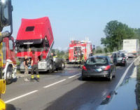 VOGHERA 24/04/2015: Le spettacolari immagini (FOTO&VIDEO) del fuoco che esce da un Tir  fermo in tangenziale