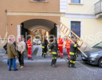 VOGHERA 10/04/2015: Fumo da una casa con dentro una persona. Lavoro per i pompieri oggi pomeriggio in via Emilia