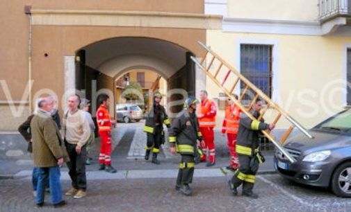 VOGHERA 10/04/2015: Fumo da una casa con dentro una persona. Lavoro per i pompieri oggi pomeriggio in via Emilia