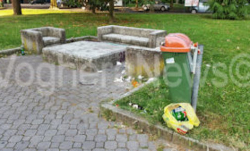 VOGHERA 19/05/2015: Indecenti bivacchi nei giardini della Stazione. Un lettore arrabbiato ci scrive