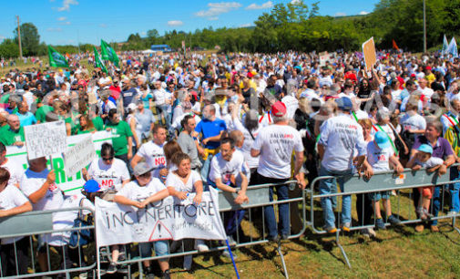 RETORBIDO 24/05/2015: Successone della marcia del Comitato per il No all’impianto di Pirolisi. Di fronte allo stabilimento erano più di 4.000