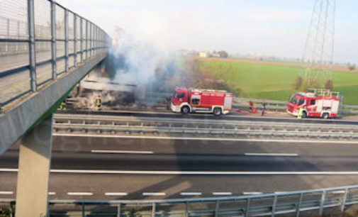 VOGHERA 12/11/2015: Alta colonna di fumo nero. Tir in fiamme sulla A21 (FOTO E VIDEO)