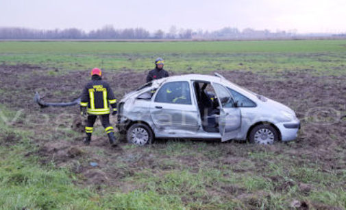 CASTELLETTO DI B. 07/12/2015: Incidente sulla Sp1. Auto si ribalta in un campo