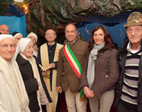 VOGHERA 09/12/2015: Natale. Proseguono le inziative comunali. Inaugurati il maxi albero e il Presepe. In arrivo anche il cinema all’aperto