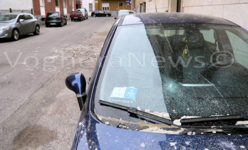 VOGHERA 16/03/2016: Per il vento crolla una porzione di piastrelle dalla facciata di un palazzo. Danni alle auto ma poteva andare molto peggio