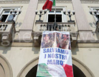 MILANO 06/04/2016: Marò. Un fiocco giallo sul Gonfalone della Regione. Nel 2012 la mobilitazione di Voghera. Poi l’oblio