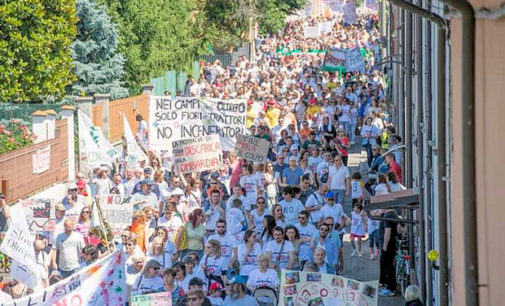 RETORBIDO 20/05/2016: Pirolisi. Meno 2 alla grande manifestazione contro la realizzazione del maxi impianto di recupero pneumatici. In migliaia alla ex Valdata per chiedere alla Regione di non autorizzarlo