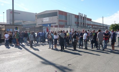 VOGHERA 22/09/2016: Licenziamenti Cameron. Quarto giorno di mobilitazione. Ancora altissima la tensione. E’ il giorno della “bara”. (SEGUI GLI AGGIORNAMENTI)