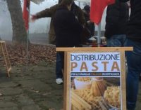 PAVIA 19/12/2016: CasaPound distribuisce pasta agli italiani in difficoltà”. “Le istituzioni li dimenticano, solo noi al loro fianco”