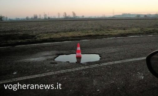 PAVIA VOGHERA 07/02/2017: Asfalti esplosi per il maltempo. Strage di auto sulle strade della provincia. Molti vogliono chiedere il risarcimento. Tangenziale colabrodo a Voghera