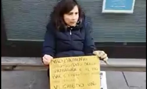 PAVIA 16/02/2017: Barista per protesta contro la crisi e la gestione della viabilità si mette a chiedere la carità