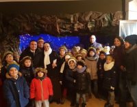 VOGHERA 15/12/2017: Scuole. Corteo e visita a sorpresa in Comune per i bimbi dell’Istituto “Sacra Famiglia