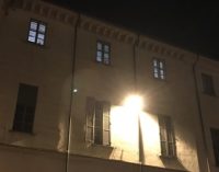 VOGHERA 14/12/2017: Ancora luci accese all’ex Tribunale. Cester torna a protestare: “Mentre si spengono i rumori e si spegne l’insegna dell’ultimo caffè, ecco che…”