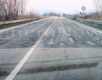 VOGHERA CASTEGGIO 11/04/2018: Strade e incidenti. Operaio ferito mentre rattoppa l’asfalto. Scontro ieri era fra due auto a Gpl a Oriolo. Intanto la tangenziale per Montebello e Casteggio si riempie di buche pericolose