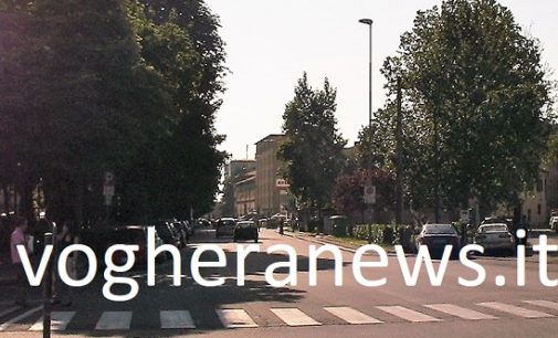 PAVIA 03/05/2018: Gang di ragazzi assalta il Carrefour express. Mangiano e bevono e fuggono senza pagare dopo essersi fatti largo con la forza fra i dipendenti e il vigilante accorsi. Il Prefetto interviene