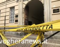 VOGHERA 11/07/2018: Le tegole del tetto scivolano verso il basso. Grosso guaio al palazzo dell’ex Anagrafe. L’edificio è stato completamente isolato