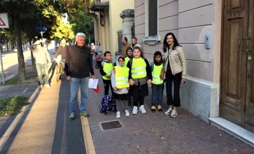 VOGHERA 04/10/2019: A scuola a piedi con i nonni di Anteas, Auser e Alpini. Partito oggi il progetto Pedibus voluto dall’Ats e patrocinato dal Comune