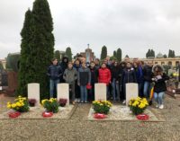 VOGHERA 14/11/2019: Scuola. Corone di fiori ai soldati inglesi sepolti nel Cimitero cittadino. Il progetto storico letterario della 3^F dell’IC Marsala Pascoli