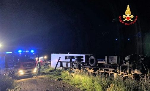 VOGHERA 18/05/2020: Sulla A21. Tir esce di strada e si ribalta. Il conducente ferito alle gambe