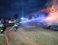 TORRICELLA 04/06/2020: Fiamme distruggono tonnellate di fieno. Pompieri al lavoro da stanotte