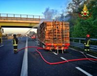 BRONI 09/07/2020: Camion carico di legna va a fuoco. 3 ore di lavoro per i pompieri