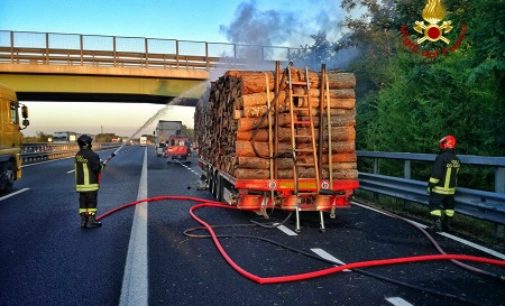 BRONI 09/07/2020: Camion carico di legna va a fuoco. 3 ore di lavoro per i pompieri