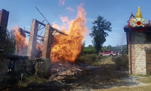 SANTA MARIA D.V. 27/07/2020: Incendio in cascina. Ore di lavoro per i pompieri