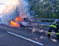 PAVIA 23/08/2020: Auto in fiamme sulla A7. Intervengono i vigili del fuoco