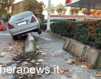 VOGHERA 27/10/2020: Auto sbanda e invade la pista pedonale. Si ferma a cavallo dei newjersey  dopo averne spostato uno