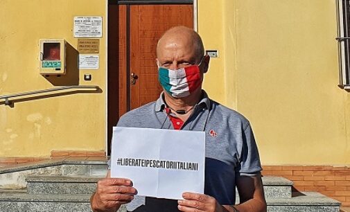 ROCCA SUSELLA 06/10/2020: “Liberate i pescatori italiani”. Striscioni e manifesti in molti comuni italiani