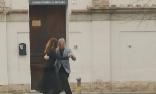 VOGHERA 16/12/2020: Coppia misteriosa balla il tango di fronte al Museo Storico