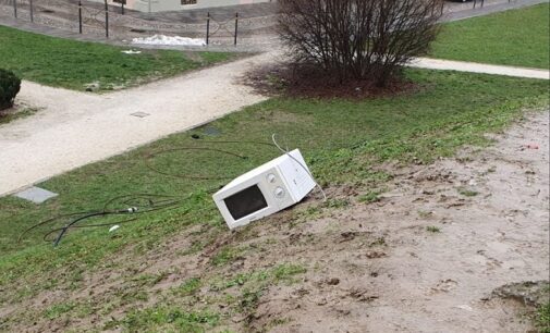 VOGHERA 05/01/2021: Degrado senza fine nei giardini del Castello. Ora il terrapieno viene usato come discarica. Degrado che viene da lontano (cui hanno partecipato molti vogheresi)