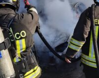 CASTEGGIO 14/04/2021: Auto va a fuoco. Distrutta un Peugeot