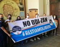 VOGHERA 10/07/2021: Striscione anti DdlZan di FdI dentro al Comune. Il Pd insorge: Propaganda politica fatta in modo scorretto