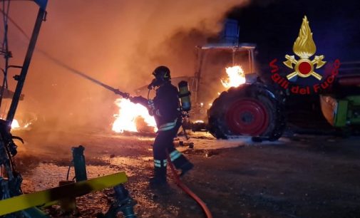 BRONI 12/07/2021: Incendio nella notte in un’azienda agricola (FOTO VIDEO). Distrutti mietitrebbia e trattori