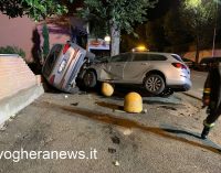 VOGHERA 04/09/2021: Auto esce di strada nella notte.  Volano i panettoni in cemento e un muro di cinta viene sfondato