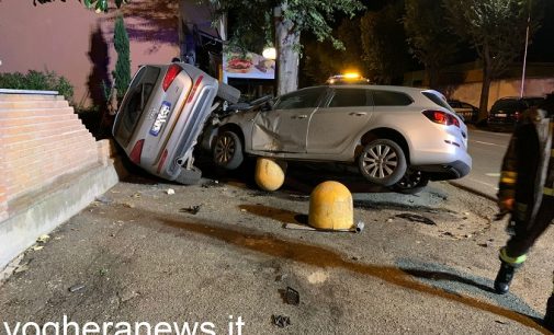 VOGHERA 04/09/2021: Auto esce di strada nella notte.  Volano i panettoni in cemento e un muro di cinta viene sfondato
