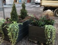 VOGHERA 15/12/2021: Terminata in città la posa delle nuove fioriere. L’assessore: “L’arredamento urbano venga trattato con rispetto e civiltà”