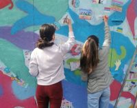 VOGHERA 25/04/2022: “Facciamo pace”. Il murales collettivo degli studenti dell’Ic Dante in piazza Duomo