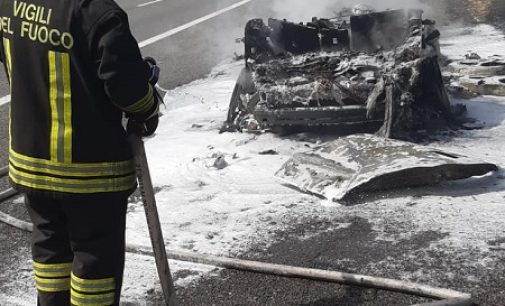 VOGHERA 28/05/2022: A fuoco auto ibrida sulla A7. I pompieri usano la schiuma