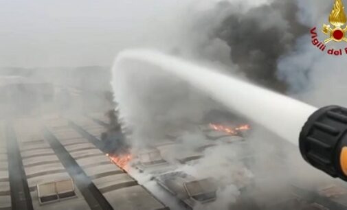 CORANA 21/10/2022: (AGGIORNAMENTO) Vasto incendio in un capannone agricolo. Al lavoro i vigili del fuoco di Voghera e Pavia