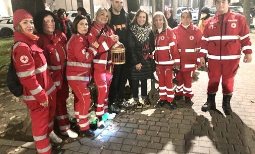 VOGHERA 28/11/2022: In tanti alla camminata tra le “panchine rosse” e al flash mob per combattere la violenza contro le donne