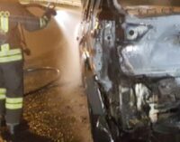 VOGHERA 15/02/2023: Auto prende fuoco in via Amendola dopo l’incidente. Un residente salva la conducente dalle fiamme