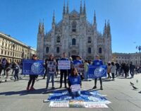 ANIMALI 04/04/2023: Pasqua senza spargimento di sangue. Sit-in dell’Oipa al Duomo di Milano per salvare gli agnellini