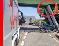 CASTEGGIO STRADELLA 18/07/2023: Strade. A21 libera dalle 10. Demolito nella notte il cavalcavia danneggiato ieri da un tir