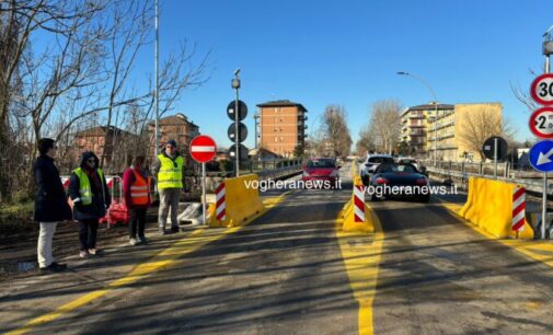 VOGHERA 19/12/2023: Ore 10.34. Il ponte di via Piacenza è ufficialmente aperto. Le auto dei cittadini sono tornate a passare