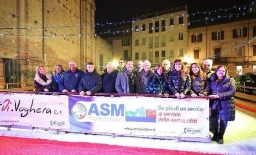 VOGHERA 13/12/2023: In piazza Duomo una pista di pattinaggio sul ghiaccio. L’installazione di Asm Holding è attiva da venerdì scorso.  Ecco gli orari