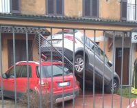 PAVIA 20/03/2024: Una moto a terra e un’auto sopra un’altra auto. Rocambolesco incidente stamattina nel capoluogo